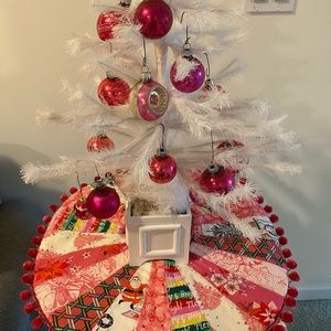 Pink Christmas Tree Skirt Tabletop 19" Diameter Dresden Plate Patchwork Pattern